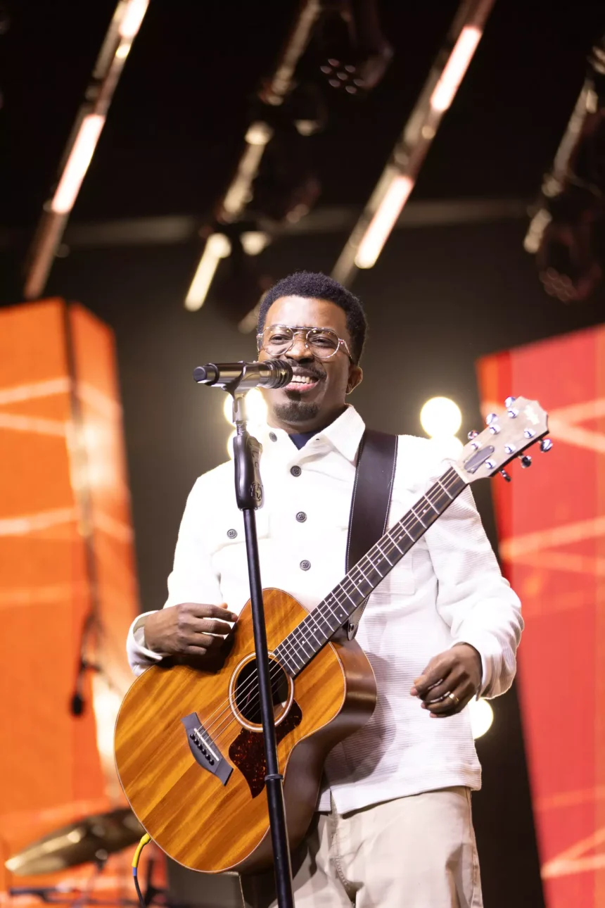 Após três anos, Delino Marçal está de volta à música com “Eu Não Sabia (Ao Vivo)”, primeira faixa de seu novo álbum visual. Foto: Divulgação.