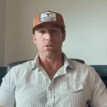 Após sofrer queimaduras de terceiro grau em 20% do corpo, o ex-jogador da NFL testemunha que sua sobrevivência foi um milagre de Deus. Foto: Reprodução/YouTube/CBS Austin
