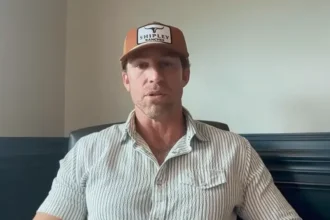 Após sofrer queimaduras de terceiro grau em 20% do corpo, o ex-jogador da NFL testemunha que sua sobrevivência foi um milagre de Deus. Foto: Reprodução/YouTube/CBS Austin