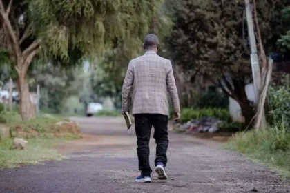 Um ex-líder muçulmano que chegou a planejar incendiar uma igreja com cristãos se converteu após ter um sonho com Jesus. Foto: Reprodução/Portas Abertas