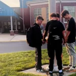 Estudantes cristãos promovem evangelismo em escolas nos EUA, criando clubes de oração e compartilhando o Evangelho com seus colegas. Foto: Reprodução/AG News