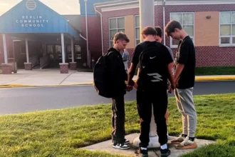 Estudantes cristãos promovem evangelismo em escolas nos EUA, criando clubes de oração e compartilhando o Evangelho com seus colegas. Foto: Reprodução/AG News