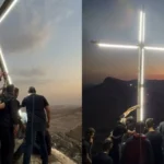 Cristãos na Síria erguem grande cruz iluminada no topo de uma montanha com vista para a cidade, em uma demonstração pública de fé em Jesus. Foto: Reprodução/Instagram/merianwakin