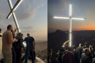 Cristãos na Síria erguem grande cruz iluminada no topo de uma montanha com vista para a cidade, em uma demonstração pública de fé em Jesus. Foto: Reprodução/Instagram/merianwakin