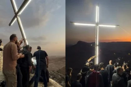 Cristãos na Síria erguem grande cruz iluminada no topo de uma montanha com vista para a cidade, em uma demonstração pública de fé em Jesus. Foto: Reprodução/Instagram/merianwakin