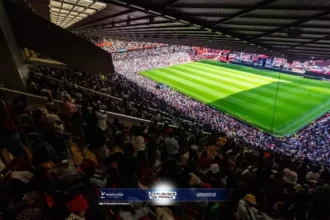 Milhares de cristãos se reúnem no estádio de Manchester para orar, louvar e buscar um despertar espiritual na Inglaterra. Foto: Instagram/streamsofjoyinternational