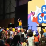 Uma igreja na Holanda realizou uma festa de bairro para celebrar a volta às aulas e abrir as portas para famílias da região. Foto: Facebook/River Church Nederland