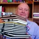 O norte-americano Don Ashley passou oito meses e 15 dias escrevendo à mão todo o Novo Testamento da Bíblia. Foto: CBN News