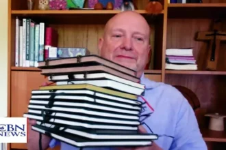 O norte-americano Don Ashley passou oito meses e 15 dias escrevendo à mão todo o Novo Testamento da Bíblia. Foto: CBN News