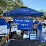Uma igreja nos EUA tem usado uma estratégia evangelística criativa para alcançar pessoas com o Evangelho: um “drive-thru de oração”. Foto: Reprodução/Baptist Press