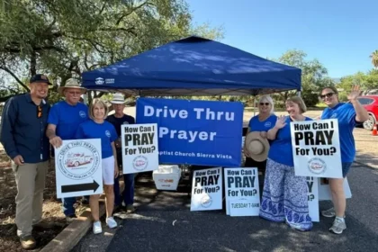 Uma igreja nos EUA tem usado uma estratégia evangelística criativa para alcançar pessoas com o Evangelho: um “drive-thru de oração”. Foto: Reprodução/Baptist Press