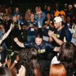 Cerca de 50 pessoas foram batizadas por atletas durante uma noite de evangelismo em universidade nos Estados Unidos. Foto: Reprodução/Sports Spectrum/Ben Sahakian