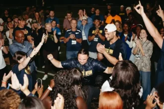 Cerca de 50 pessoas foram batizadas por atletas durante uma noite de evangelismo em universidade nos Estados Unidos. Foto: Reprodução/Sports Spectrum/Ben Sahakian