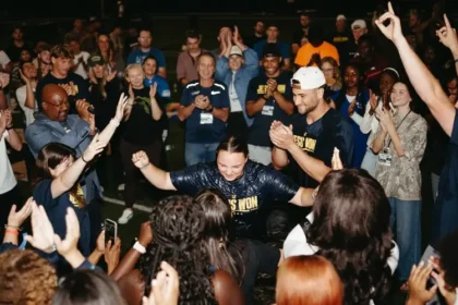 Cerca de 50 pessoas foram batizadas por atletas durante uma noite de evangelismo em universidade nos Estados Unidos. Foto: Reprodução/Sports Spectrum/Ben Sahakian