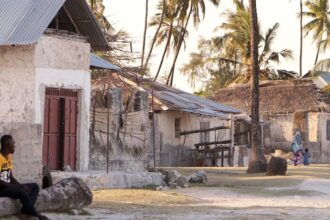 Jovem cristão enfrenta ataque na África, é expulso de casa por sua fé em Jesus e encontra apoio da igreja para permanecer firme. Foto: 2021