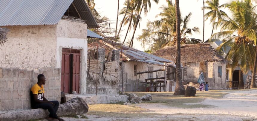 Jovem cristão enfrenta ataque na África, é expulso de casa por sua fé em Jesus e encontra apoio da igreja para permanecer firme. Foto: 2021
