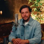 Após quatro anos sem lançar novas músicas, André Valadão está de volta ao mercado fonográfico com o álbum “Versões Acústicas, Volume 3”. Foto: Divulgação.