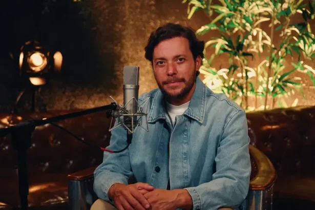 Após quatro anos sem lançar novas músicas, André Valadão está de volta ao mercado fonográfico com o álbum “Versões Acústicas, Volume 3”. Foto: Divulgação.