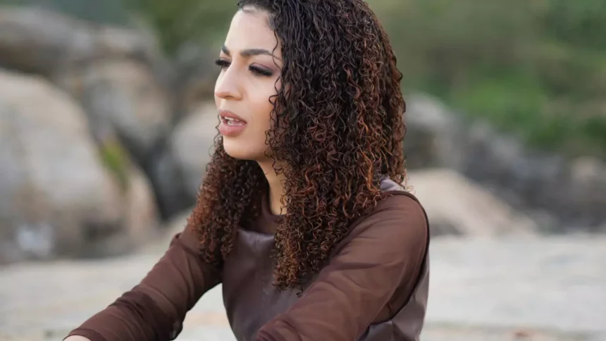 Aos 18 anos, Letícia Vitória apresenta “Deus Não Esqueceu de Você”, novo single que integra seu primeiro EP de músicas pela MK Music. Foto: Divulgação.
