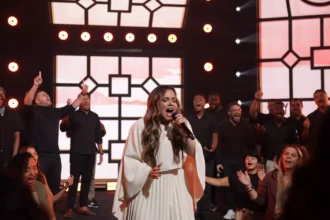 Sarah Farias lança “Obra Santa”, nova canção que destaca fé, coragem e compromisso com os valores cristãos. Foto: Divulgação.