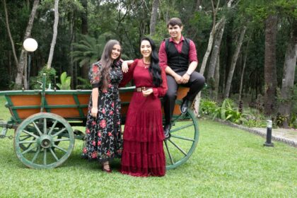 Mara Lima une gerações da música gospel em “Casinha de Barro”, novo sertanejo raiz gravado com João Marcos e Maria Eduarda. Foto: Divulgação.