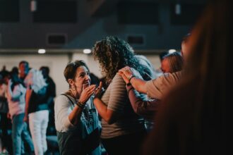 Número de cristãos no Reino Unido chegou a 5,5 milhões de pessoas, segundo uma pesquisa realizada pela Whitestone. Foto: Representativa/Unsplash.