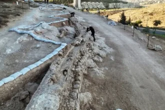 Arqueólogos descobrem aqueduto de 2 mil anos que transportava água até o Monte do Templo, em Jerusalém, durante o período do Segundo Templo. Foto: Emil Aladjem/Autoridade de Antiguidades de Israel