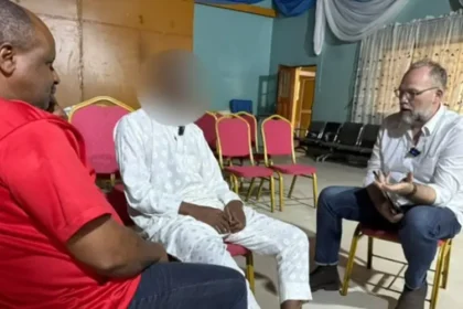 Terroristas do Boko Haram aceitaram Jesus após participarem de uma conferência para pastores de igrejas clandestinas na Nigéria, em 2025. Foto: Reprodução/Baptist Press
