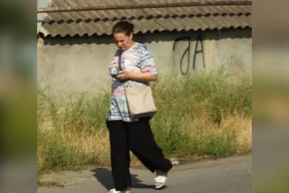 Mulher testemunha cura de câncer de mama após receber uma oração em nome de Jesus, no Azerbaijão; médicos diagnosticam sumiço de tumor. Foto: OM Austrália