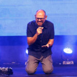 Com mais de 30 anos dedicados à música, Marcus Salles apresenta o álbum “O Fogo Não Pode Apagar”, gravado ao vivo. Foto: Divulgação.