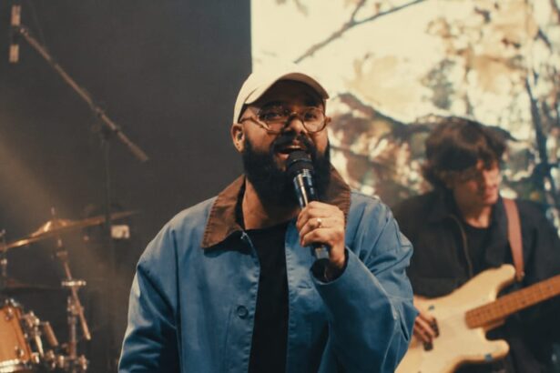 Diego Karter lança “Estamos de Pé”, canção que celebra a perseverança da Igreja e reafirma Cristo como fundamento da fé. Foto: Divulgação.