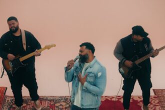 O cantor Jeyzer Maia apresenta, pela Graça Music, a canção “Incendiados”, primeira faixa de um EP homônimo com quatro músicas. Foto: Divulgação.