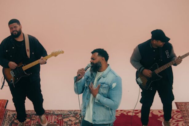 O cantor Jeyzer Maia apresenta, pela Graça Music, a canção “Incendiados”, primeira faixa de um EP homônimo com quatro músicas. Foto: Divulgação.