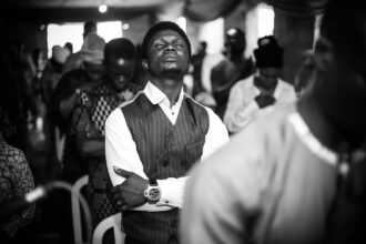 Perseguição na Nigéria se intensifica com cristãos mortos e sequestrados em ataques armados no estado de Kaduna, deixando famílias em pânico. Foto: Representativa/Unsplash.