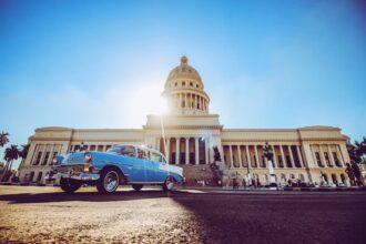 Crescimento das igrejas desafia o governo de Cuba e amplia a influência cristã nos debates sobre os valores tradicionais no país. Foto: Representativa/Unsplash.